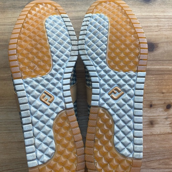 Stylish Tan and Blue Athletic Shoes - Picture 6 of 8